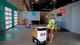 Indoor-Outdoor-AMR sollen die Lücke zwischen Innen- und Außenbereich in der Werkslogistik schließen. (Bild: Cartken)