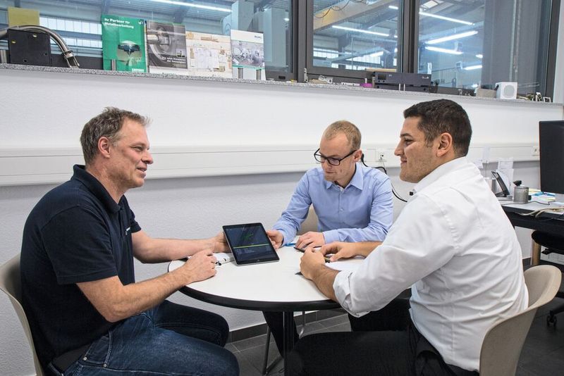 Planen schon die nächsten Optimierungen: Udo Schwarz, Fertigungsleiter Zerspanungstechnik, Peter Pfleiderer, Projektmanager Werkzeugverwaltung von H.P. Kaysser, mit Tugay Dedeli, Teamleiter TMS Tool Management Solutions von Zoller (von li. nach re.). (Zoller)