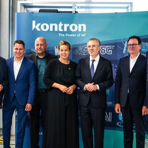 Mona Neubaur, Ministerin für Wirtschaft, Industrie, Klimaschutz und Energie des Landes Nordrhein-Westfalen, und Thomas Jarzombek, Parlamentarischer Staatssekretär im Bundesministerium für Digitales und Staatsmodernisierung, besuchten den Standort in Düsseldorf. (Bild: Kontron AG)