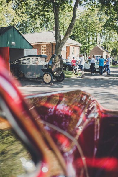 Auf dem ehemaligen Luftwaffenstützpunkt der Royal Air Force sind die Baracken und Hangars, die Wohnhäuser und Werkstätten nach Jahrzehnten des Verfalls und der Abstinenz mittlerweile wieder gut gefüllt und bilden eine authentische Kulisse. (Bild: Bicester Heritage )