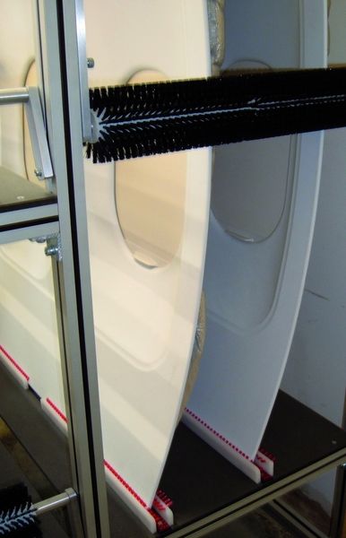 Bild 4: Airbus-
Seitenteil, längs- und querfixiert mit flexiblen
Bürsten. Bilder: Mink-Bürsten (Archiv: Vogel Business Media)