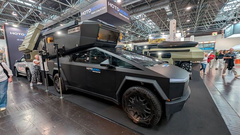 Auch Tesla war in Düsseldorf  vertreten – wenn auch nicht direkt. Hotomobil zeigte auf der Messe einen aufsehenerregenden Wohnkabinen-Aufbau für den wuchtigen Cybertruck.  (Bild: Mauritz – VCG)