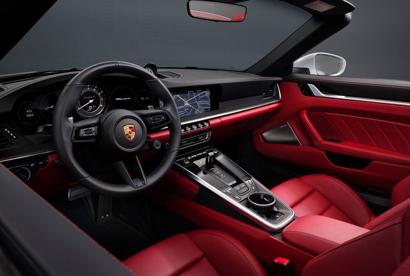 Innen gibt es eine zweifarbige Volllederausstattung, ein GT-Sportlenkrad, das Sport-Chrono-Paket und ein Surround-Soundsystem von Bose. (Porsche)