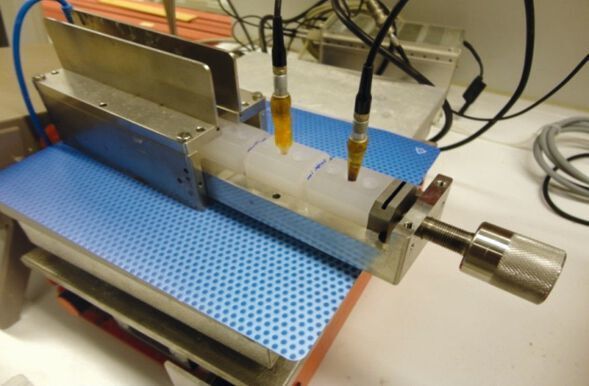 Abb. 3: Laboraufbau der elektrochemischen Zelle mit zwei Elektroden zur Messung des Nanoporen-Stroms (TU Darmstadt)