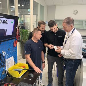 Works flawlessly: b&m technical manager Olaf Ambros (right) during the final acceptance of the screw in exchange with Martin Aulbach (3rd from left) and other Kurtz Ersa design engineers.(Image: b&m)