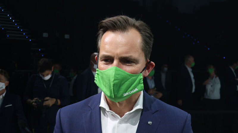 Nach der Präsentation stellte sich Skoda-Chef Thomas Schäfer den Fragen der Journalisten, natürlich mit Skoda-grünem Mundschutz. (Grimm/»kfz-betrieb«)