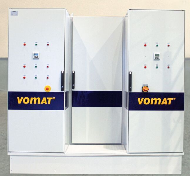 Blick auf die Zentralsteuerung der 10.000 l fassenden KFA 1500. Sie erlaube die Modulverknüpfung und steuert alle integrierten Komponenten, wie etwa die MV-Pumpen. Das System passt sich laut Vomat automatisch an den Filterbedarf an. Das Öl bleibe in einem sehr engen Toleranzbereich permanent auf einem Temperaturniveau von 24 °C. (Vomat)