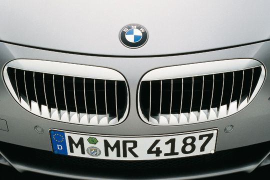 BMW: Als ziemlich arrogant (76 Prozent) gelten BMW-Fahrer, zugleich stufen die Befragten sie als weltoffen (68 Prozent) und attraktiv (72 Prozent) ein. Ansonsten weichen sie relativ wenig vom Durchschnittsfahrer ab. Die Marketing-Bemühungen der Münchner scheinen nicht auf ihre Kunden abzustrahlen: BMW-Fahrer werden weder als besonders sportlich (48 Prozent) noch umweltbewusst (44 Prozent) wahrgenommen. Die „Freude am Fahren“ scheint auch nur bei wenigen zu gelten: Die Mehrheit (56 Prozent) der BMW-Fahrer wird als ernst eingestuft. (Archiv: Vogel Business Media)