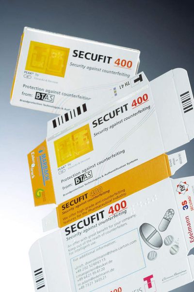 Diverse Sicherheitsmerkmale demonstriert Theis, der Spezialist für Fälschungssicherheit, auf der Präsentationsverpackung Secufit.  (Bild: Edelmann)