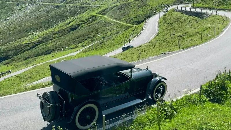 Auf der „European Loco-Tour“ legte der Methusalem zwischen dem 18. und 27. Juli 2024 insgesamt 2.280 Kilometer (1.417 Meilen) auf eigener Achse zurück, mit fünf Leuten, vollem Urlaubsgepäck und ohne Begleitfahrzeug. Die Route führte durch sechs Länder: Deutschland, Luxemburg, Frankreich, die Schweiz, Italien und Österreich. (Bild: Privatarchiv Frank Jung )