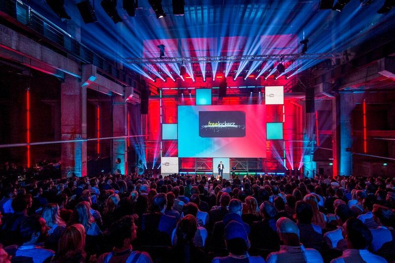 Über 700 Gäste begrüßt YouTube in der vollbesetzten Main Stage  (Markus Mielek / Stefan Hoederath / YouTube)