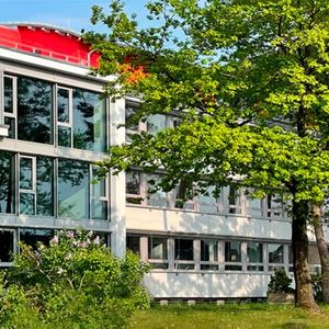 Harmonisch fügt sich das moderne Team-Gebäude in die naturnahe Umgebung mit ihrem altem Baumbestand ein.(Bild:  Team)