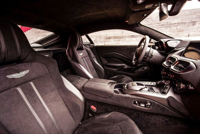 Die Raserei im Vantage genießt man in einer dunklen Höhle, die sich ebenfalls deutlich vom DB11 unterscheidet. (Aston Martin)