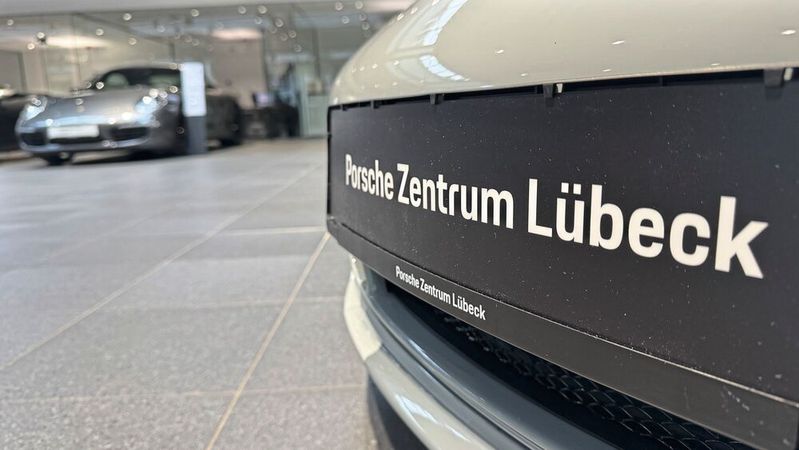 Das Porsche-Zentrum Lübeck hat an vielen Stellschrauben gedreht, um den Fahrzeugverkauf zu steigern. Netzwerke und digitale Tools spielten dabei eine wichtige Rolle. Der Betrieb gehört zu den Gewinnern des Gebrauchtwagen Awards 2025.(Bild:  Achter – VCG)