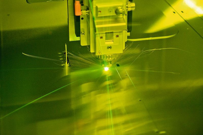 Fokussiert automatisch: Der innovative Schneidkopf des Faserlasers minimiert die Einstichzeiten.  (Bild: LVD Company nv)