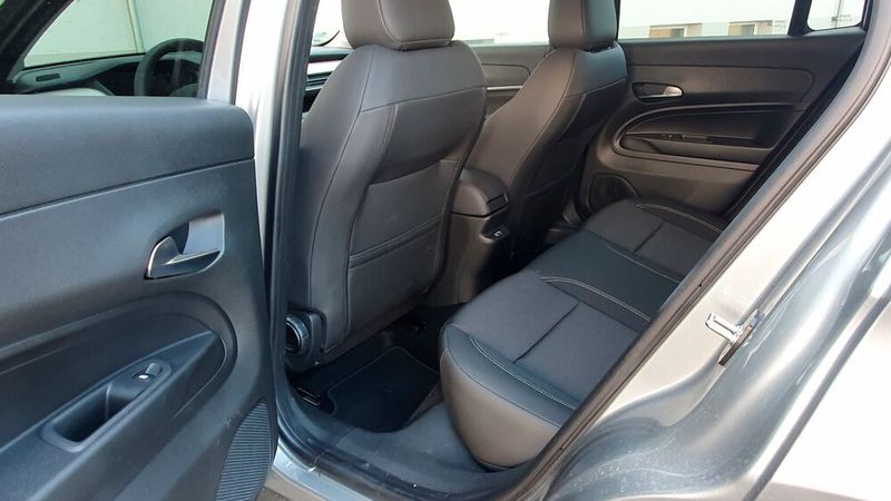 5. Der Innenraum: Bei einer Länge von knapp 4,1 Metern darf man kein Raumwunder erwarten. Wenig überraschend sitzen die Passagiere auf den Rücksitzen etwas beengt. Der Kofferraum, der sich elektrisch öffnen lässt, ist recht hoch positoniert und schluckt 355 Liter Gepäck.  (Bild: Mauritz – VCG)