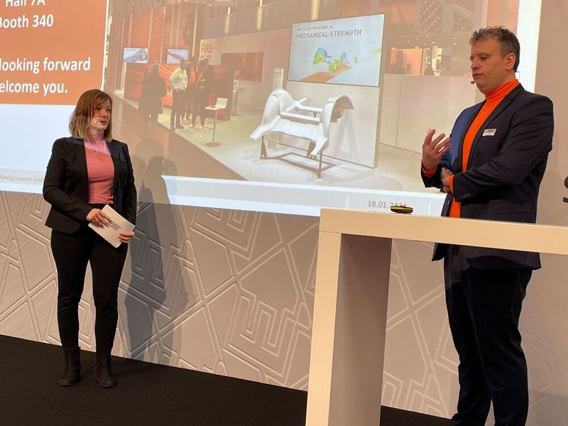 Fachredakteurin Juliana Pfeiffer (links) im Gespräch mit Stefan Kneer. (Bild: VCG/U. Drescher)