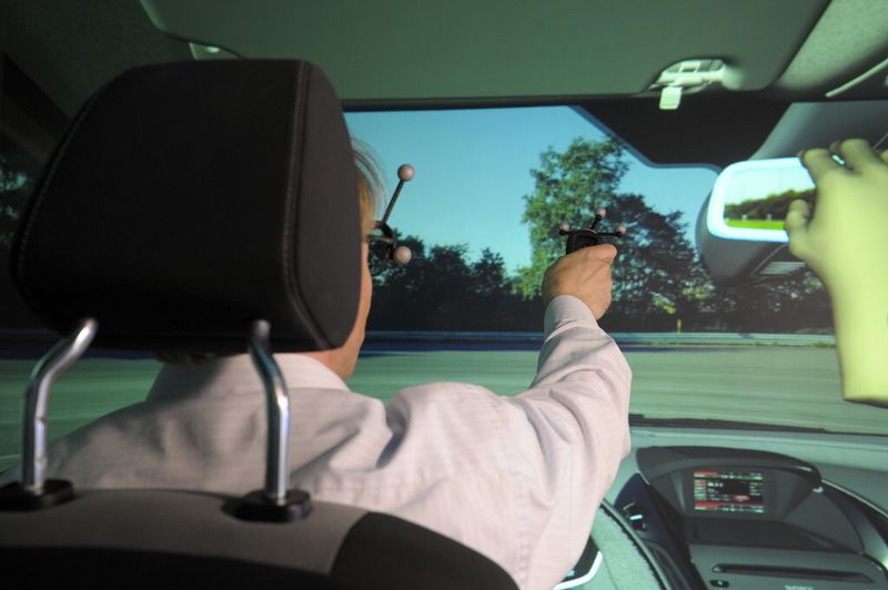 Dies ermöglicht eine direkte Interaktion zwischen den Insassen und dem virtuellen Fahrzeug. (Bild: Ford)