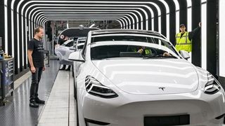 Die erste Hälfte ist da! Die Rekrutierung Tausender neuer Mitarbeiter für das Tesla-Werk in Grünheide bei Berlin läuft auf vollen Touren, denn die ersten 1.000 neuen Beschäftigten sind bereits eingestellt, um den Produktionshochlauf zu ermöglichen ... (Bild: P. Plau / dpa)