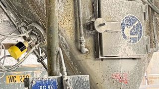 Starke Anhaftungen, wie bei hochfeinem, klebrigen PVC-Pulver der Fall, stellen Grenzstandsensoren vor hohe Anforderungen. (Bild: Vega Grieshaber)