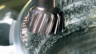 Die Heidenhain TNC 640 kommt jetzt mit drei neuen Zyklen zum Anwender, welche die Herstellung von Verzahungen wesentlich erleichtern sollen. Wie hier das Wälzschälen präziser Innenverzahnungen. Aber auch für das Walzfräsen gibt es eine neue Funktion, heißt es. AMB 2018 in Halle 2 am Stand C02. (Heidenhain)