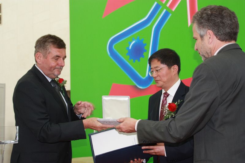 Die Achema-Plakette in Titan überreichten Dr. Wernicke, Vorsitzender der Dechema (links) und Geschäftsführer Dr. Kurt Wagemann (rechts) an Ren Jianxin, President der ChemChina für seine stetige Unterstützung der AchemAsia und sein Engagement in der chemischen Prozessindustrie. (Archiv: Vogel Business Media)