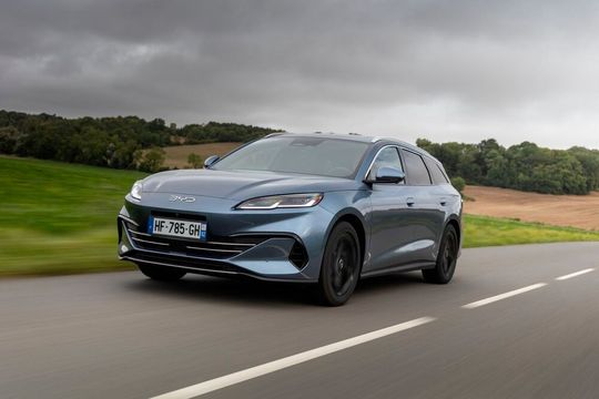 Dich Chinesen sind pfiffig! Haben sie doch nach Einführung von Ausgleichszöllen auf E-Autos seitens der EU schnell erkannt, dass Plug in Hybride, wie der Sealing 6 Touring von BYD nicht betroffen sind. Doch diese Winkelzüge will die EU-Kommission jetzt abriegeln ...(Bild:  BYD)