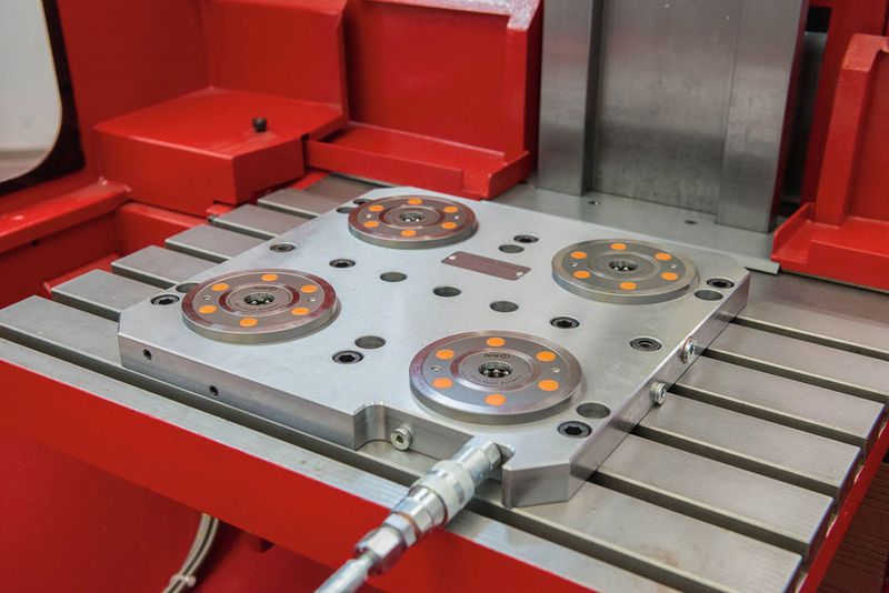 In der Standard-Grundplatte sind vier Nullpunktspannmodule K 10.2 mit sehr flachen 22 mm Einbautiefe verbaut. (Bild: AMF)