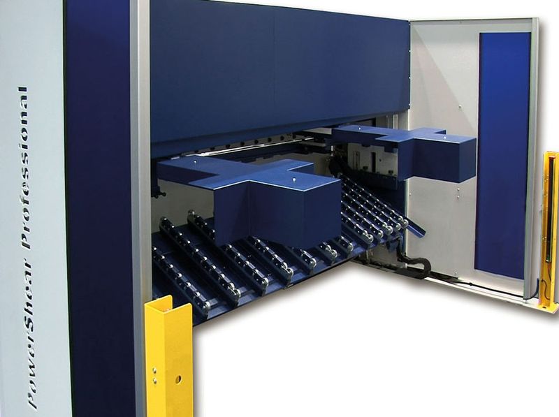 Die Rückseite der Power Shear Professional mit motorischem Hinteranschlag, Blechhochhaltevorrichtung und  Rückraumabsicherung. (Bild: Schröder)