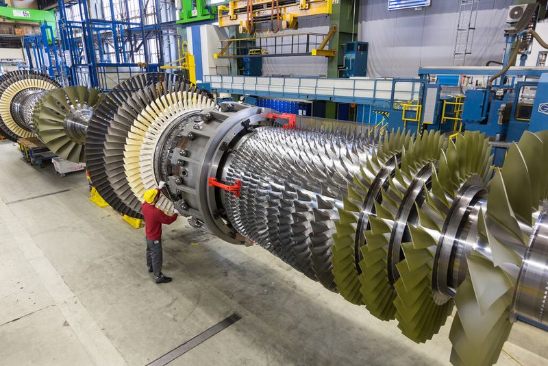 Damit das Kraftwerk ab 2016 einwandfrei funktioniert, ist bei der Gasturbinenmontage Präzision gefragt. (Bild: Siemens/Dietmar Gust)