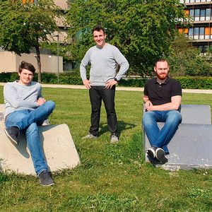 Platz 17: Fibrecoat stellt besondere Verbundfasern her und will die besonderen Eigenschaften dieser Materialien zu niedrigen Kosten anbieten. Dafür verwendet das Start-up von Alexander Lüking (links), Robert Brüll und Richard Haas etwa aluminiumbeschichtete Basaltfilamente, welche die Eigenschaften von Vollmetallfasern zu einem Zehntel des Preises erreichen sollen.(Bild:  Fibrecoat)