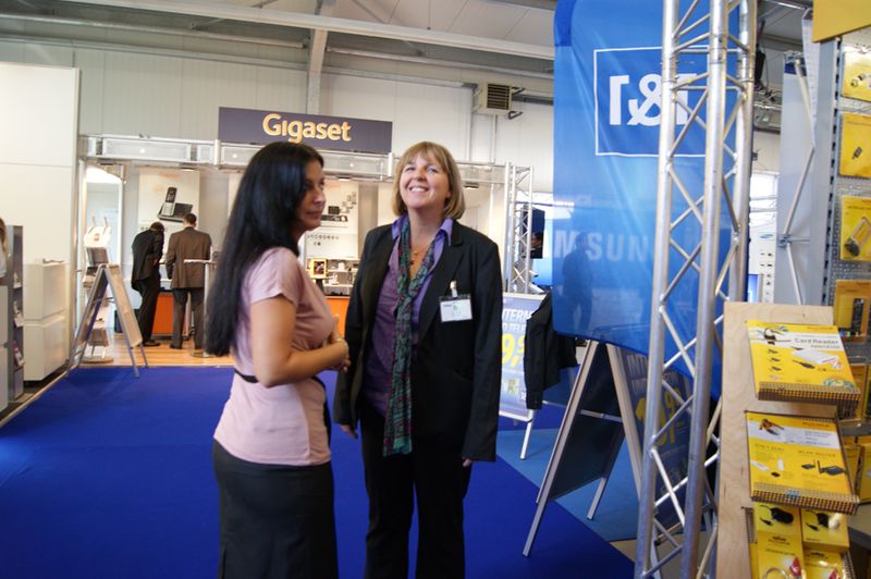 Sabine Frisch von Herweck dreht vor der Messe-Eröffnung eine Runde durch die Ausstellung. (Archiv: Vogel Business Media)