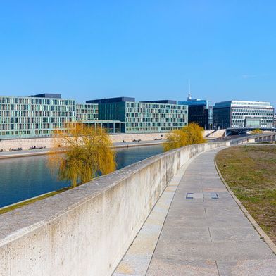 Das Berliner Regierungsviertel mit dem Bundespresseamt. (Bild: © Maurice Tricatelle – stock.adobe.com)