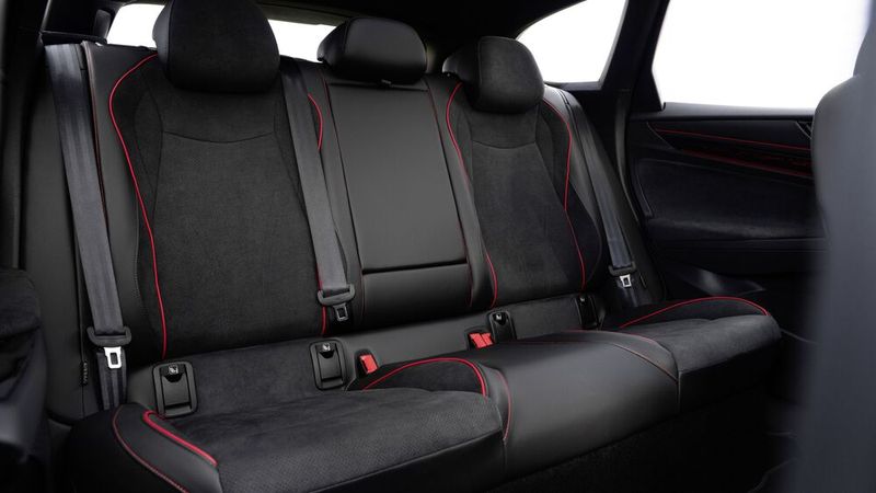 Auch im Fond ist das Ambiente auf Sportlichkeit getrimmt. (Bild: VW)