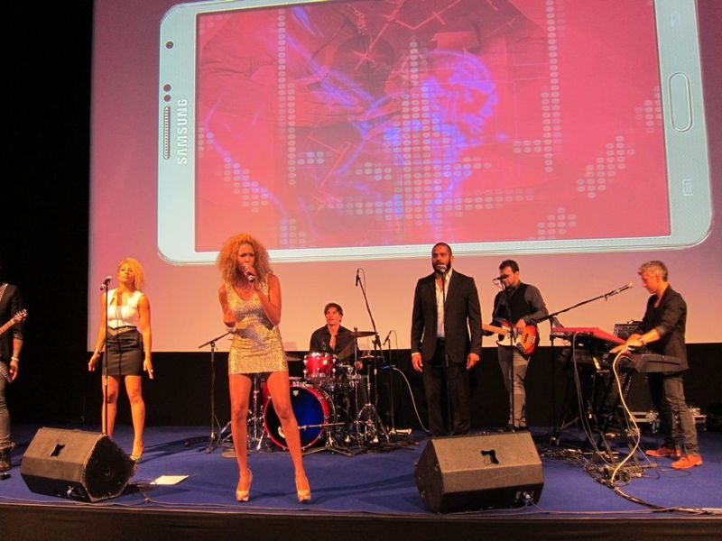 Die Band heizte den Gästen ein, ... (Bild: IT-BUSINESS)