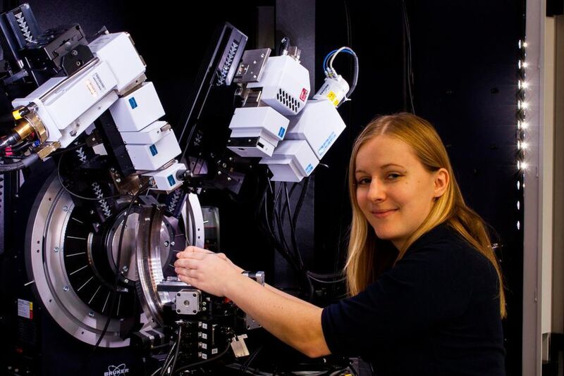 Tina Nestler gehört zu den Nachwuchswissenschaftlern am Institut für Experimentelle Physik, die an der übernächsten Batterie-Generation forschen. (TU Bergakademie Freiberg)