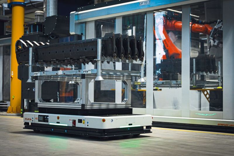 Die KMP 3000P kann bis zu drei Tonnen Last bewegen, im Tandem mit einer zweiten Plattform sogar doppelt so viel. (Bild: Kuka)