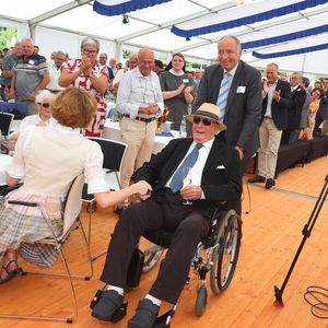 Noch ein Grund zum Jubeln und für Standing Ovations zum 125-Jahre-Fest bei Mayr Antriebstechnik: Seniorchef Fritz Mayr (96) kam trotz des Trubels und der Hitze überraschend ins Festzelt.(Bild:  Mayr Antriebstechnik)