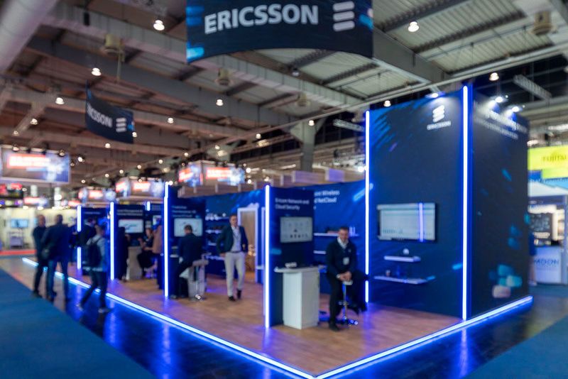 Cradlepoint präsentierte auf dem Stand von Ericsson, wie Unternehmen die Integration von 5G- und LTE-Routern und -Adaptern mit fortschrittlichen Tools zur Sicherheits- und Leistungsoptimierung durch ein einheitliches Abonnementmodell umsetzen können. Hierdurch sollen die Firmen Zuverlässigkeit, Sicherheit und Flexibilität für ihre drahtlosen WAN-Lösungen erhalten. IT-Teams können so individuell die beste Verbindungskonfiguration für jede Situation und Region wählen. Die Integration von drahtlosen und kabelgebundenen Verbindungen wird durch verschiedene Cloud-basierte Optionen zur Überwachung und Verwaltung der Netzwerkleistung, einschließlich SD-WAN, ergänzt. (Bild: Vogel Communications Group)