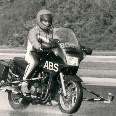 Bosch begann 1986 mit der Entwicklung des Motorrad-ABS, das auf der 1978 eingeführten Technologie für Pkw basierte. 1995 war es dann so weit: Das erste Straßenmotorrad mit ABS von Bosch kam auf den Markt. (Bild: Bosch)
