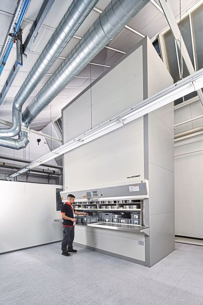 Comme la hauteur du local est exploitée au maximum, tous les composants peuvent être mis à disposition dans un stockeur situé dans l'atelier d’assemblage. (Source : Werbeagentur Marks - marks GmbH Nordheim)