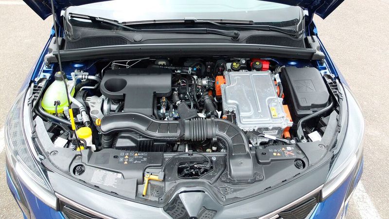 Am anderen Ende sitzt der Hybridantrieb mit immerhin 105 kW/143 PS Systemleistung. Er fährt immer elektrisch an, ist laufruhig und vergleichsweise dynamisch (9,3 Sekunden von 0 auf 100 km/h).  (Bild: Mauritz – VCG)