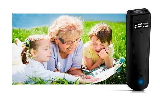 Die OrCam MyEye 2 liest gedruckte und digitale Texte laut vor und erkennt Gesichter, Produkte, Barcodes und manches mehr - und das alles in Echtzeit. Über die KI-Funktionen des Mobilgerätes kann  man sich auf der CES 2020 informieren. Die OrCam MyEye 2 wird einfach am Brillen- oder Sonnenbrillengestell des Trägers befestigt und ist die einzige tragbare Vision-Technologie, die durch eine intuitive Zeigegeste oder einfach durch das Folgen des Blicks des Trägers aktiviert werden kann. So läüsst sich das Gerät freihändig ohne Smartphone oder Wi-Fi nutzen. OrCam Technologies wird auf der CES 2020 außerdem OrCam Hear vorstellen, ein tragbares Add-on, das Hörgeräte ergänzt. Das Gerät erkennt Lippenbewegungen und Körpergesten eines andedren Menschen und schaltet auf den Sprachmodus um, wenn der Träger von OrCam Hear die Person hören möchte. OrCam Technologies wurde 2010 von den israelischen Innovatoren Prof. Amnon Shashua und Ziv Aviram gegründet. Beide sind auch für wichtige Entwicklungen im Bereich des autonomen Fahrens (Kollisionsvermeidungssysteme) verantwortlich.  (Bild: Orcam)