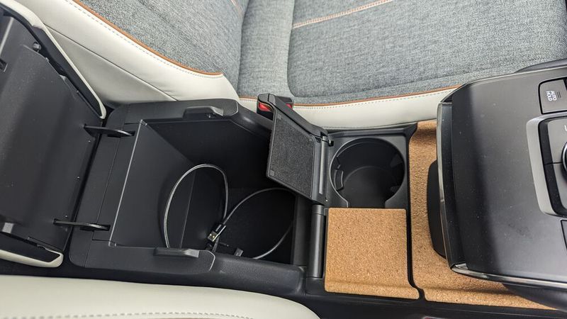 Unter den Korkklappen verstecken sich Ablagen. (Bild: Simon – VCG)