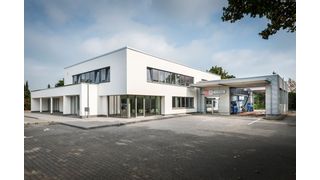 Das neue Ausbildungszentrum des TÜV Rheinland in Niederzier: Der lichtdurchflutete Kubus ist mit modernster Prüftechnik ausgestattet. (TÜV Rheinland)
