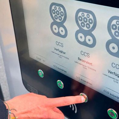 Der erste zentrale Reservierungsservice für E-Truck-Ladepunkte kommt von Fryte. Technische Grundlage ist das offene Kommunikationsprotokoll Open Charge Point Interface (OCPI). (Bild: Fryte)