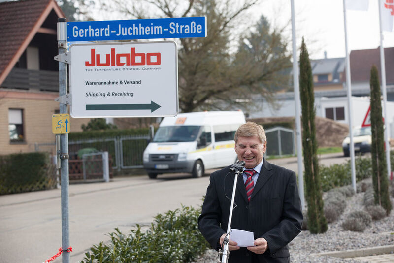 Gesellschafter und Firmengründer Gerhard Juchheim vor dem Straßenschild der neu
eingeweihten Gerhard-Juchheim-Strasse. (Bild: Julabo)