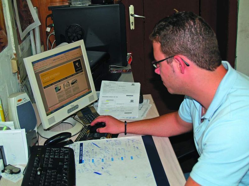 Lagerist Stratos Kostidis hat die Vorteile von Cars Vivendi erkannt und nutzt die Plattform für den Einkauf von Ersatzteilen. (Archiv: Vogel Business Media)