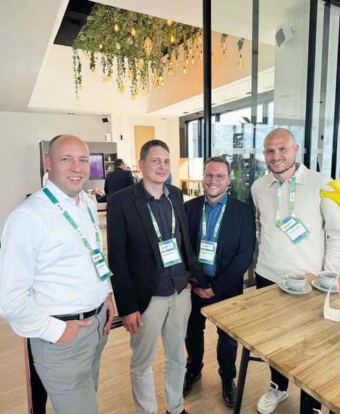 (v. l.) Andreas Bosch (IT-Kompass), Martin Lohrer und Dennis Alexander Holtz (Keil IT) mit  Johannes Geisler (NIGFEA Computersysteme) (Bild: Vogel IT-Medien GmbH)