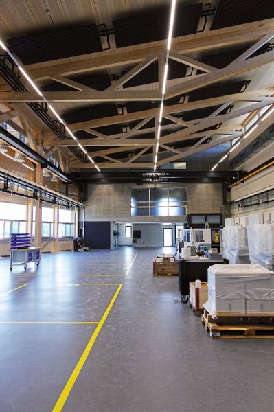 Le nouveau bâtiment en cours de finalisation utilise une part importante de bois régional.  (Bild: MSM)